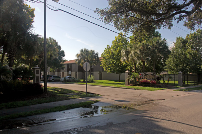 Scruggs Manor in Tampa, FL - Foto de edificio - Building Photo