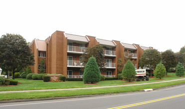 Diplomat Apartments in Bristol, CT - Foto de edificio - Building Photo