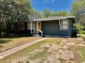 1103 Haynes St in San Marcos, TX - Building Photo