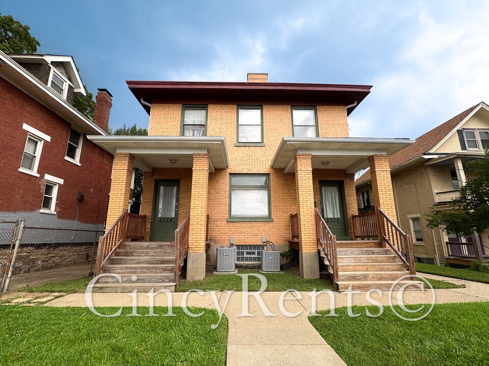 2736 Madison Rd, Unit 2736 in Cincinnati, OH - Building Photo