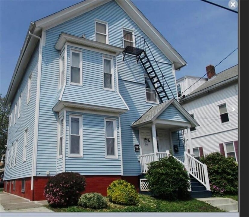 23 Young St in Pawtucket, RI - Building Photo