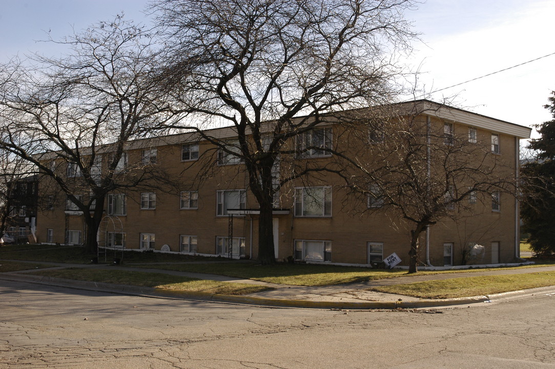 2415 24th Pl in North Chicago, IL - Building Photo