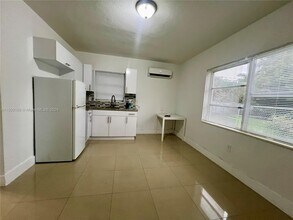 1542 NE 109th St, Unit 4 in Miami, FL - Building Photo - Building Photo