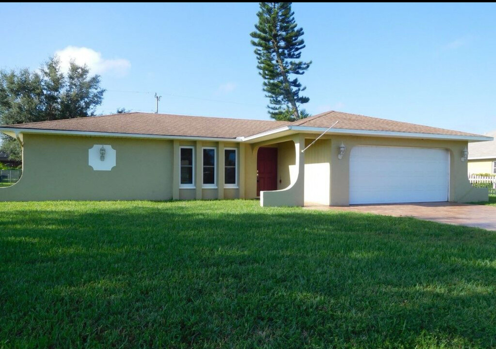 1708 SE 1st St in Cape Coral, FL - Building Photo