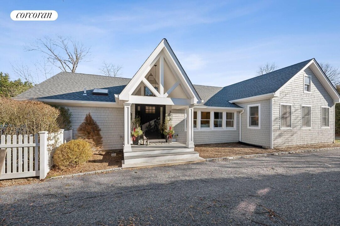 5 Halsey Ave in East Quogue, NY - Building Photo