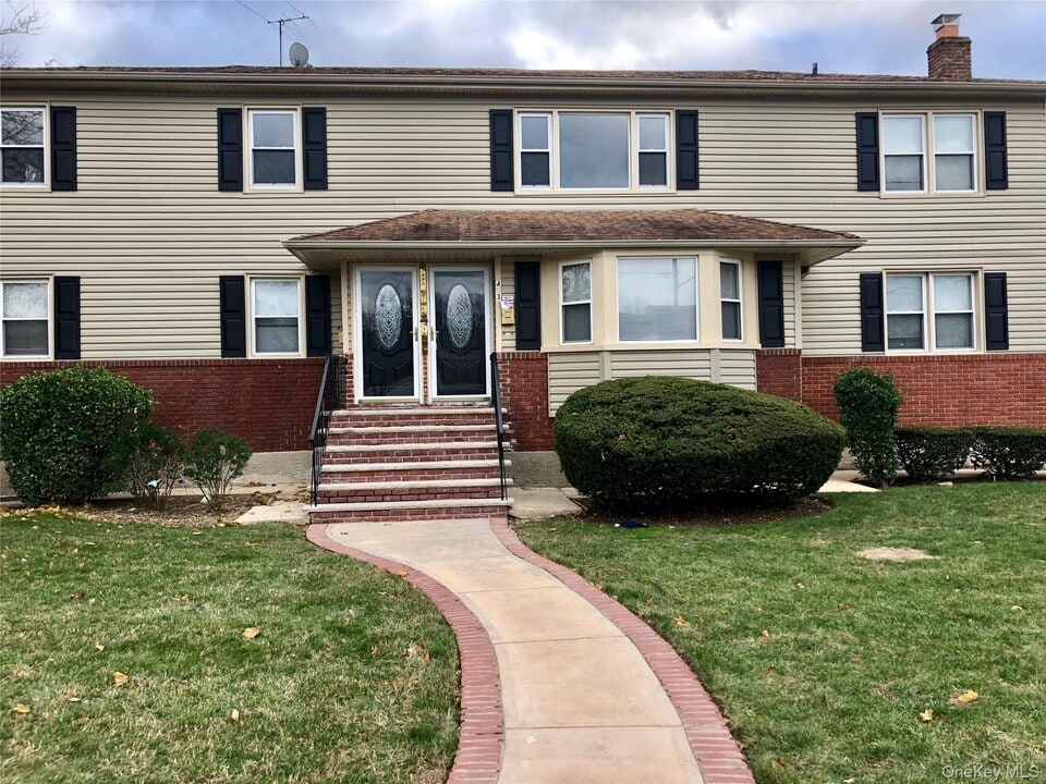 493 Griffin St in Oceanside, NY - Foto de edificio