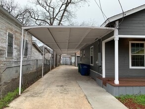 226 Douglas Way St in San Antonio, TX - Building Photo - Building Photo