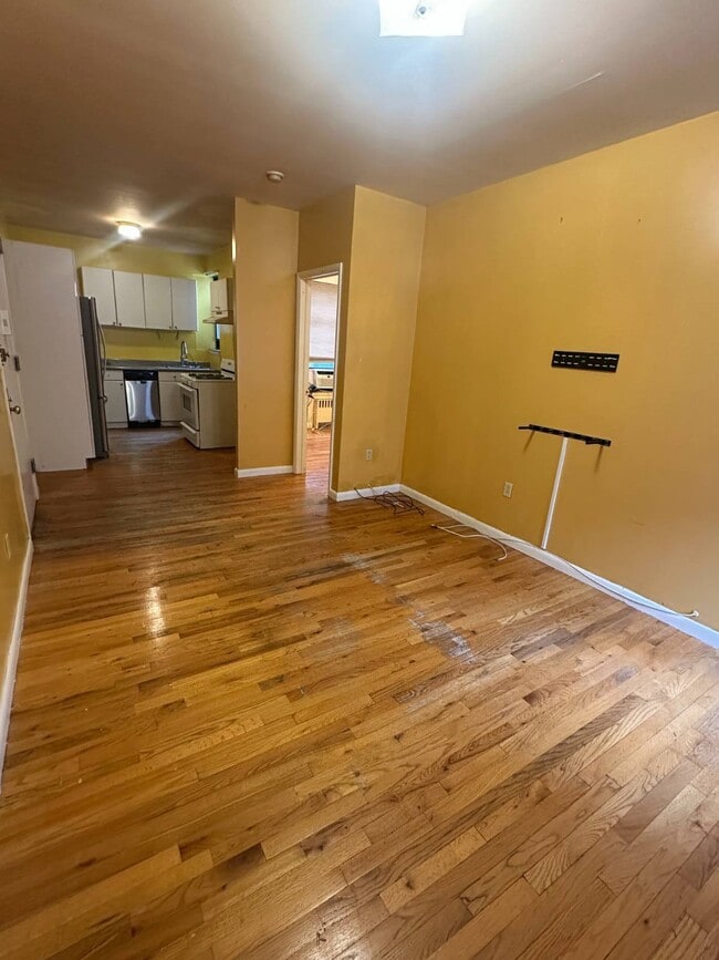 31-46-46 35th St in Queens, NY - Building Photo - Building Photo