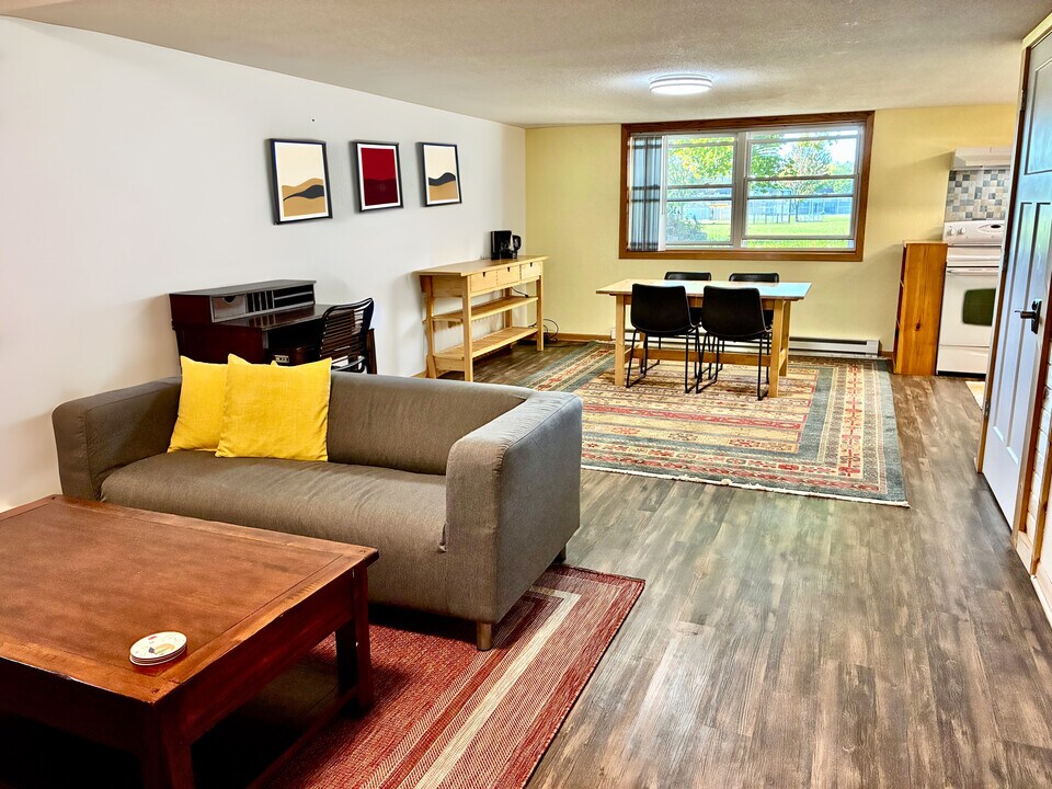 317 N Wasson Ln, Unit B in River Falls, WI - Building Photo