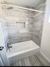 5503 Bertellis Ln in Houston, TX - Foto de edificio - Building Photo