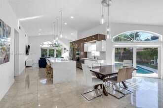 15241 Wilshire Ct in Pembroke Pines, FL - Building Photo - Building Photo