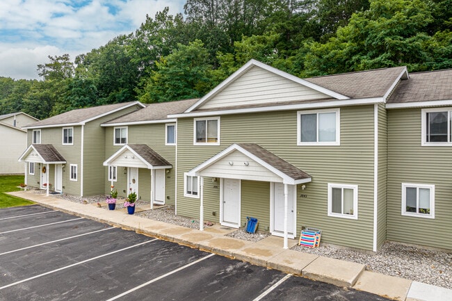 Holiday Village Townhomes in Traverse City, MI - Building Photo - Building Photo