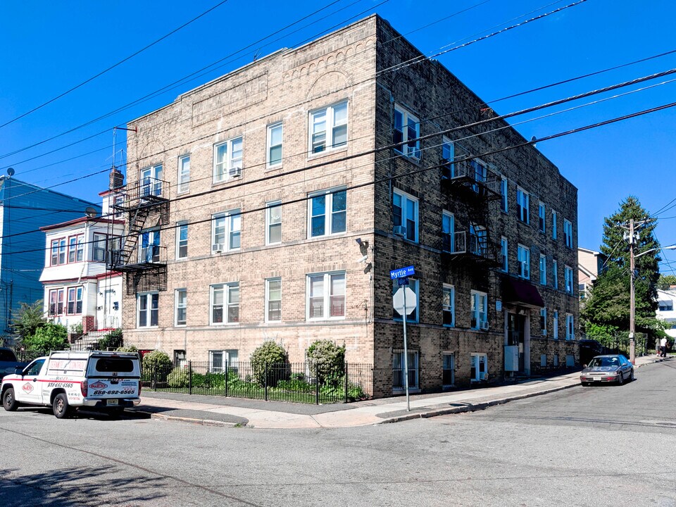 1-3 Fuller Place in Irvington, NJ - Foto de edificio
