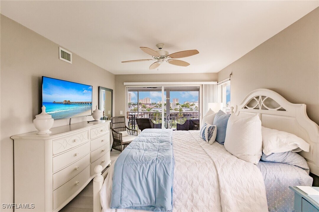 900 Collier Ct in Marco Island, FL - Building Photo