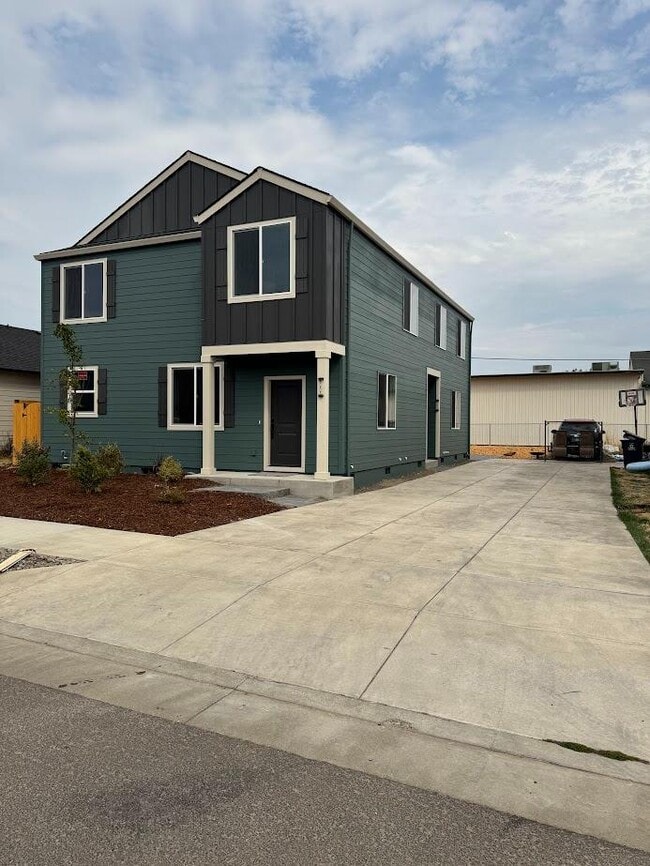 261 28th Ave SE