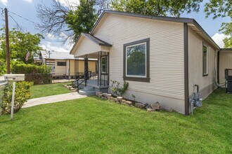 1906 Montezuma St in San Antonio, TX - Building Photo - Building Photo