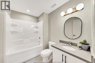 6550 Wyandotte St E in Windsor, ON - Foto de edificio - Building Photo