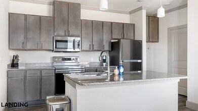 12500 Shadowglen Trce in Manor, TX - Foto de edificio - Building Photo