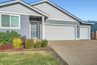 1851 Smith Dr in Woodburn, OR - Building Photo - Building Photo