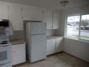817 5th St SW in Puyallup, WA - Foto de edificio - Building Photo