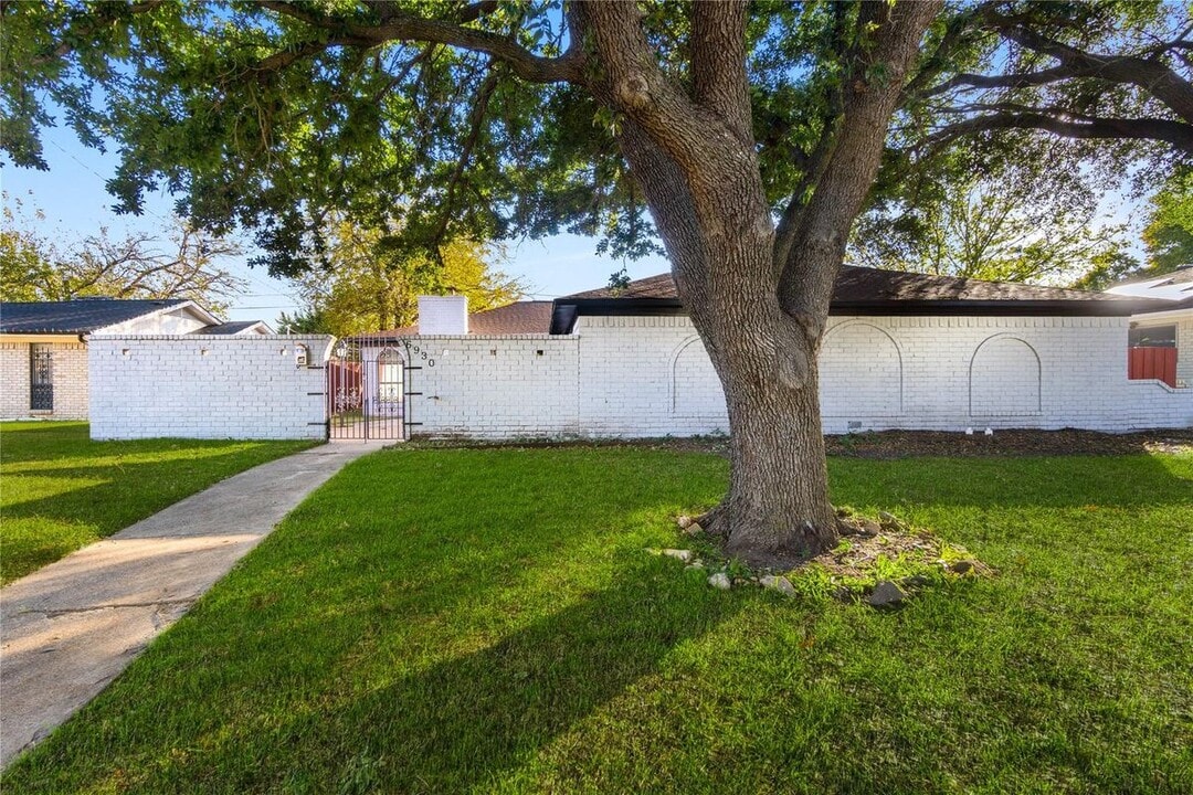 6930 Thornwood Dr in Dallas, TX - Foto de edificio