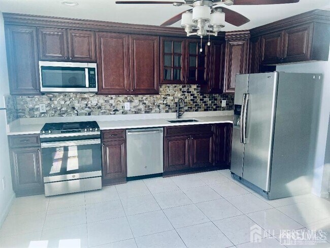 35 Larch St in Carteret, NJ - Building Photo - Building Photo