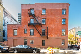 102 S 2nd St in Brooklyn, NY - Foto de edificio - Building Photo