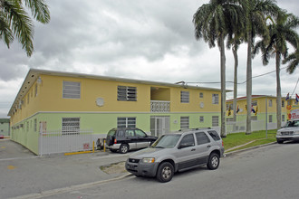 855 NW 45th Ave in Miami, FL - Foto de edificio - Building Photo