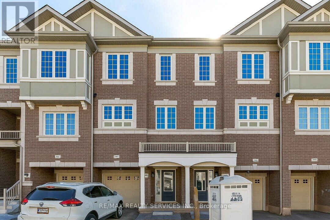 106 Aspen Hills Rd in Brampton, ON - Building Photo