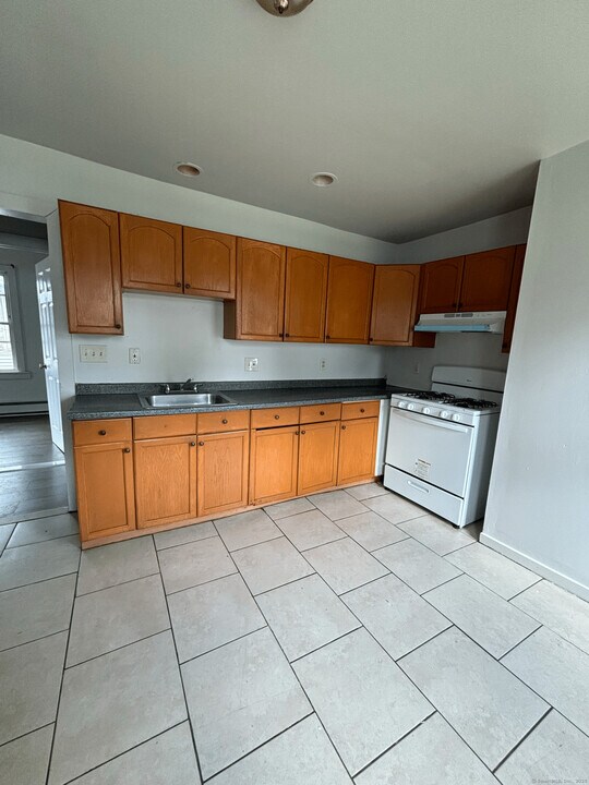 219 Grove St in Bridgeport, CT - Building Photo