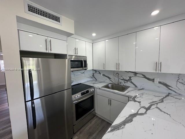 7420 SW 82nd St in Miami, FL - Building Photo