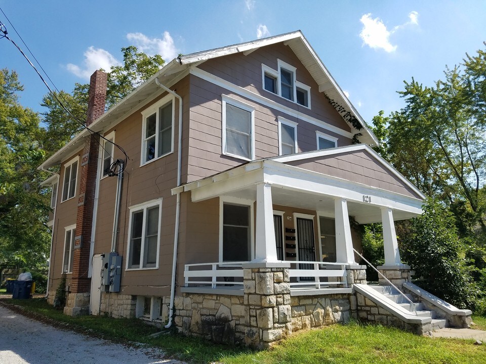 121 Saratoga St in Excelsior Springs, MO - Foto de edificio