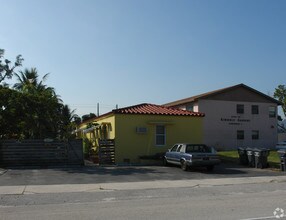 2238 Van Buren St in Hollywood, FL - Foto de edificio - Building Photo