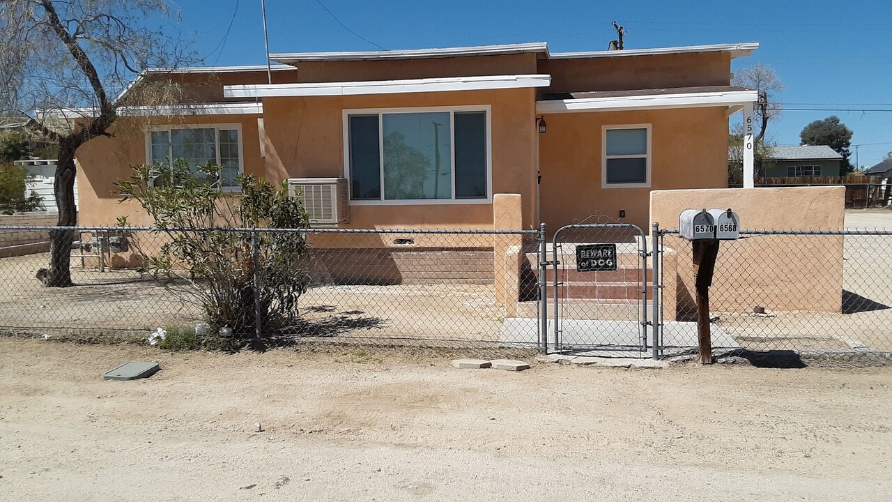 6570 Oasis Ave in Twentynine Palms, CA - Building Photo