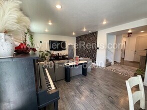 8054 Oakridge Park Dr in West Jordan, UT - Building Photo - Building Photo