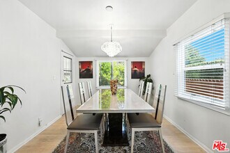 22101 Buenaventura St in Los Angeles, CA - Building Photo - Building Photo