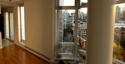 198 Aquarius Mews in Vancouver, BC - Building Photo - Building Photo