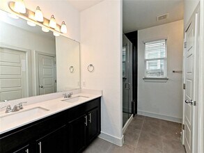 2205 Capulet St in Austin, TX - Foto de edificio - Building Photo