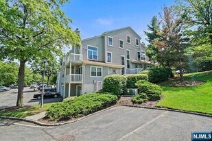 11 Cliff Dr, Unit 299 in Englewood, NJ - Building Photo