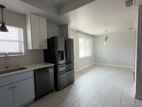 9122 Clearwater Dr, Unit 01-2 in Dallas, TX - Foto de edificio - Building Photo