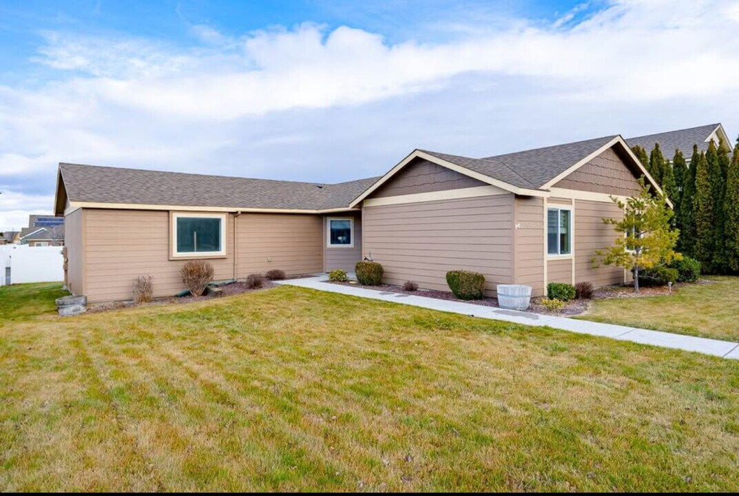 544 Cherokee St in Richland, WA - Building Photo