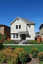 1596 NE Falls Dr in Issaquah, WA - Building Photo