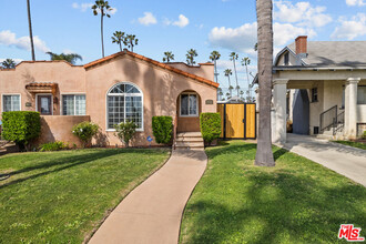 5621 S Mullen Ave in Los Angeles, CA - Foto de edificio - Building Photo