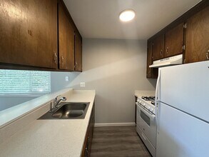 330 W Acacia Street in Stockton, CA - Building Photo - Interior Photo