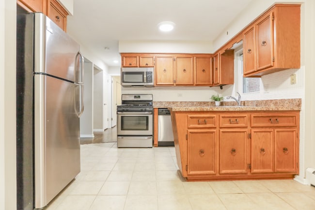 8614 W Berwyn Ave in Chicago, IL - Building Photo - Building Photo