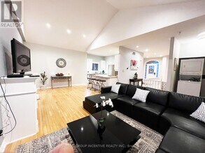 38 Hurst Dr in Barrie, ON - Building Photo - Building Photo