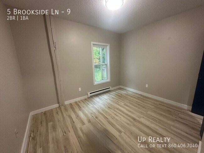 5 Brookside Ln in Woodstock, CT - Building Photo - Building Photo