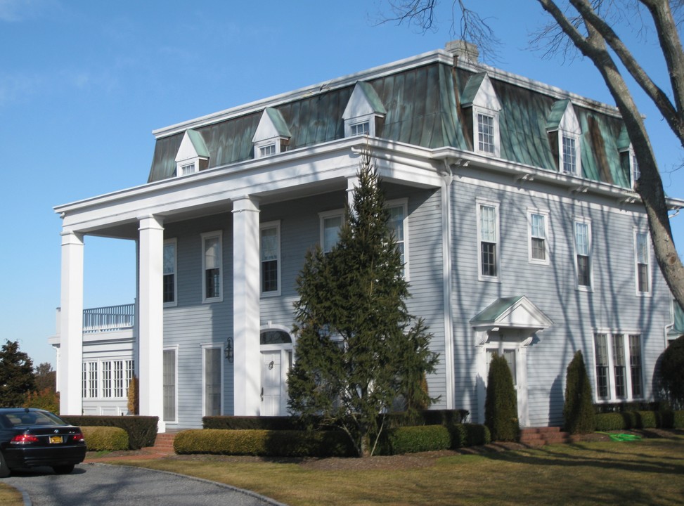 13 Quantuck Ln in Westhampton Beach, NY - Foto de edificio