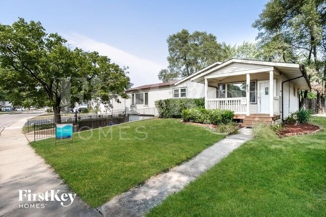 811 Salem Ln in Carpentersville, IL - Building Photo - Building Photo