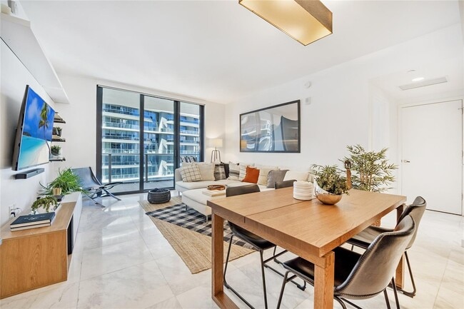 1010 Brickell Ave, Unit 2907 in Miami, FL - Building Photo - Building Photo